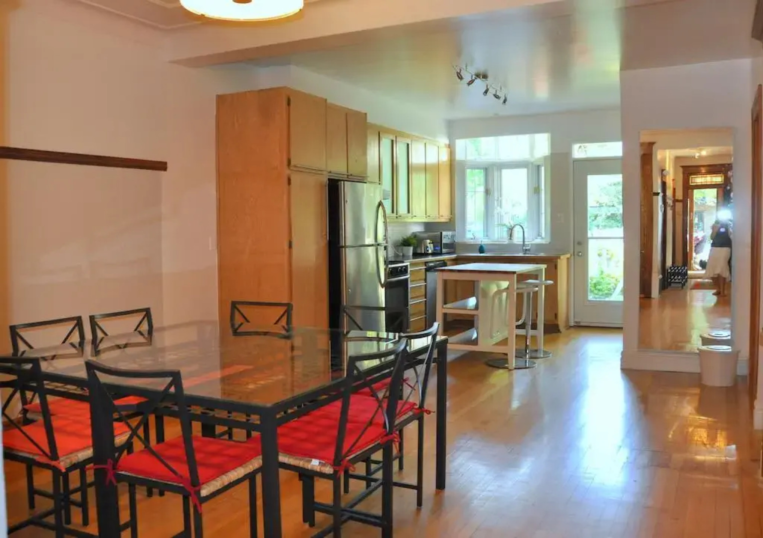 Le Laurier Cottage by HomeInMontreal