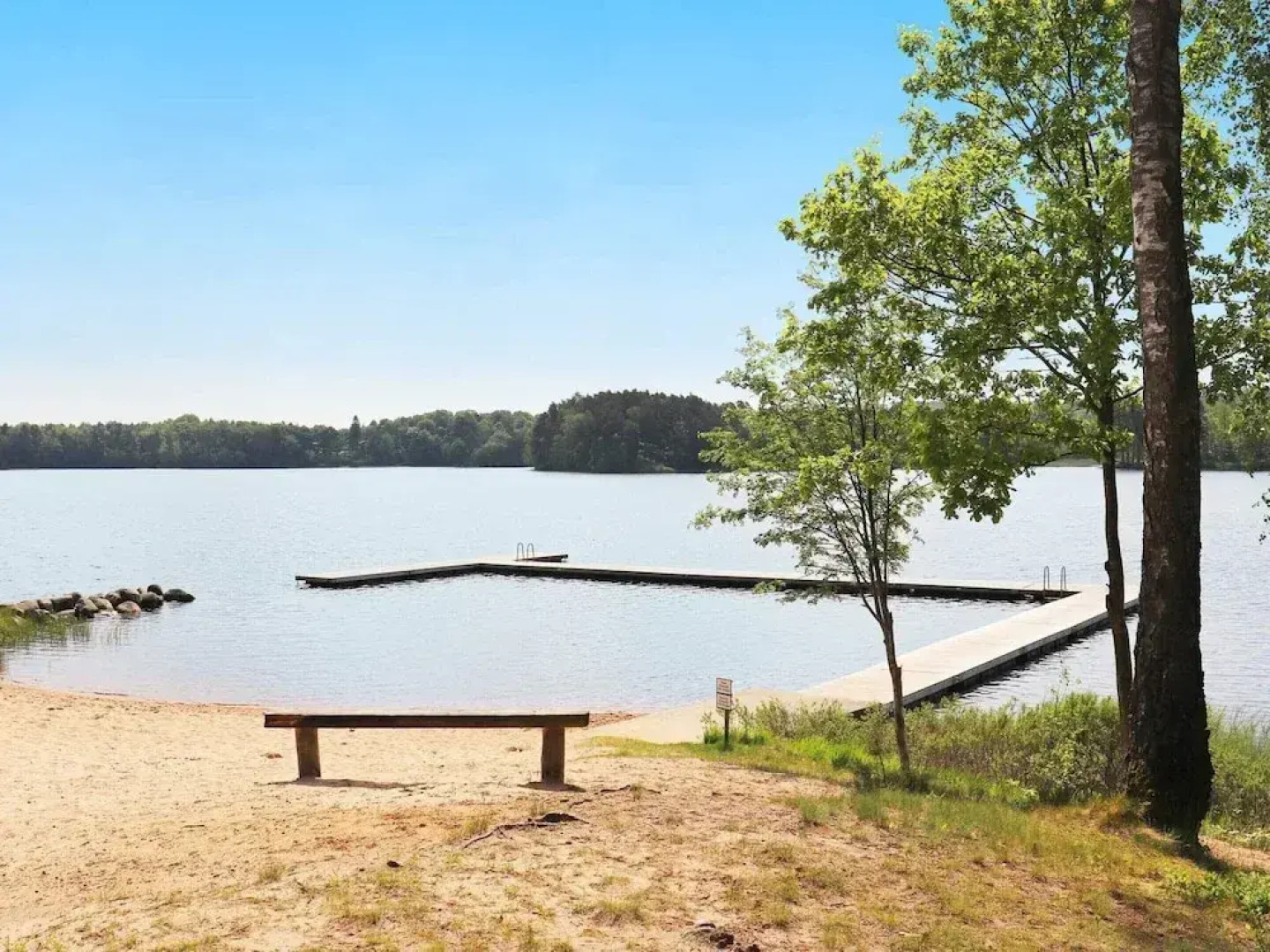 Charming Lakeside Cottage Getaway