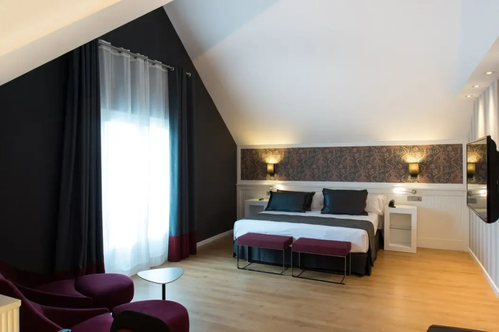 Отель Catalonia Reina Victoria