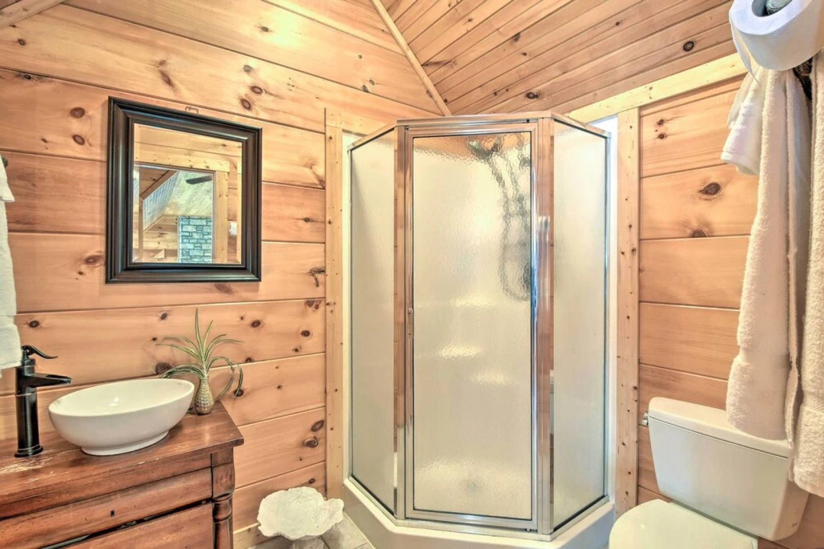 Lovely Lake Hartwell Retreat: Dock, Deck & Grill!