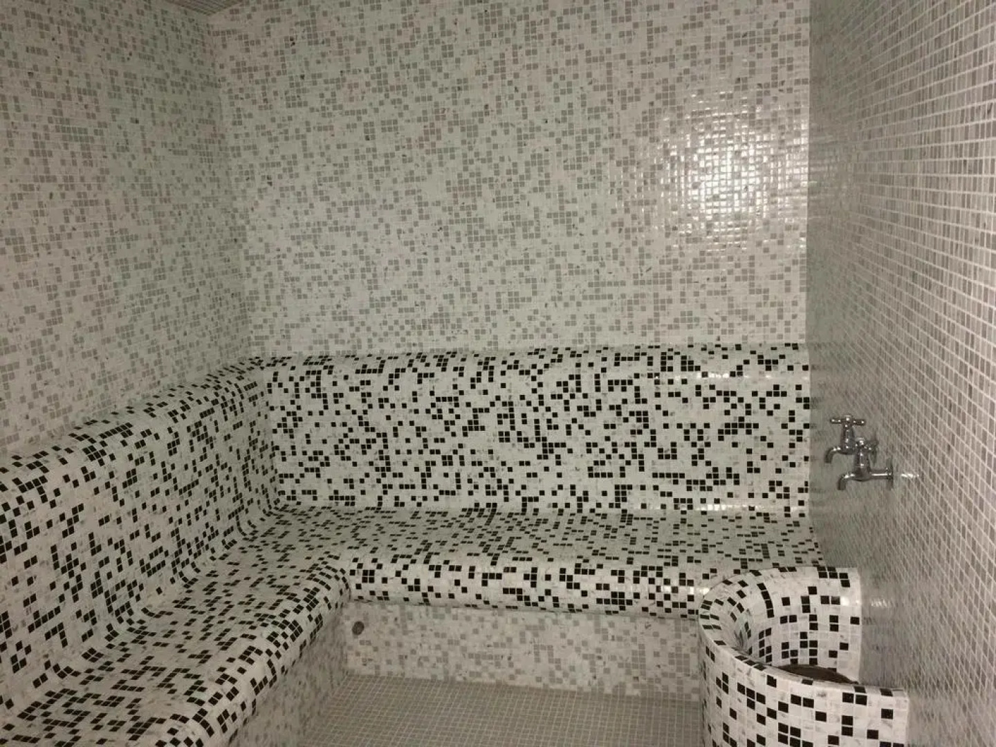 Rose Gardens Apart Hotel