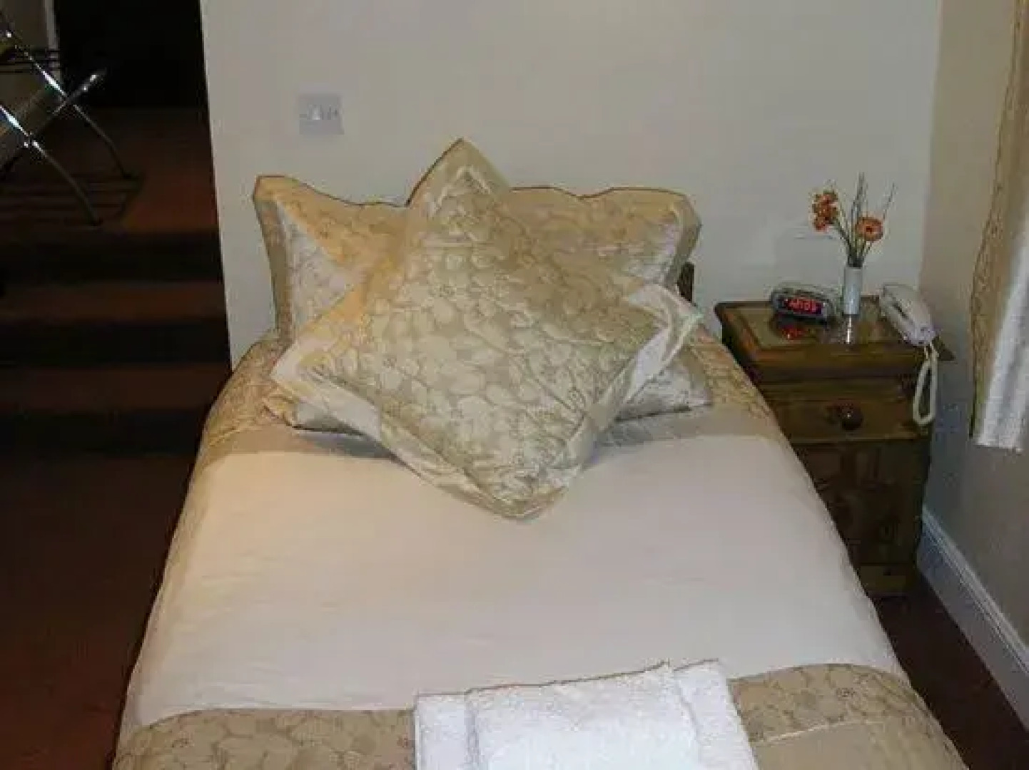 The Robertson Arms Hotel