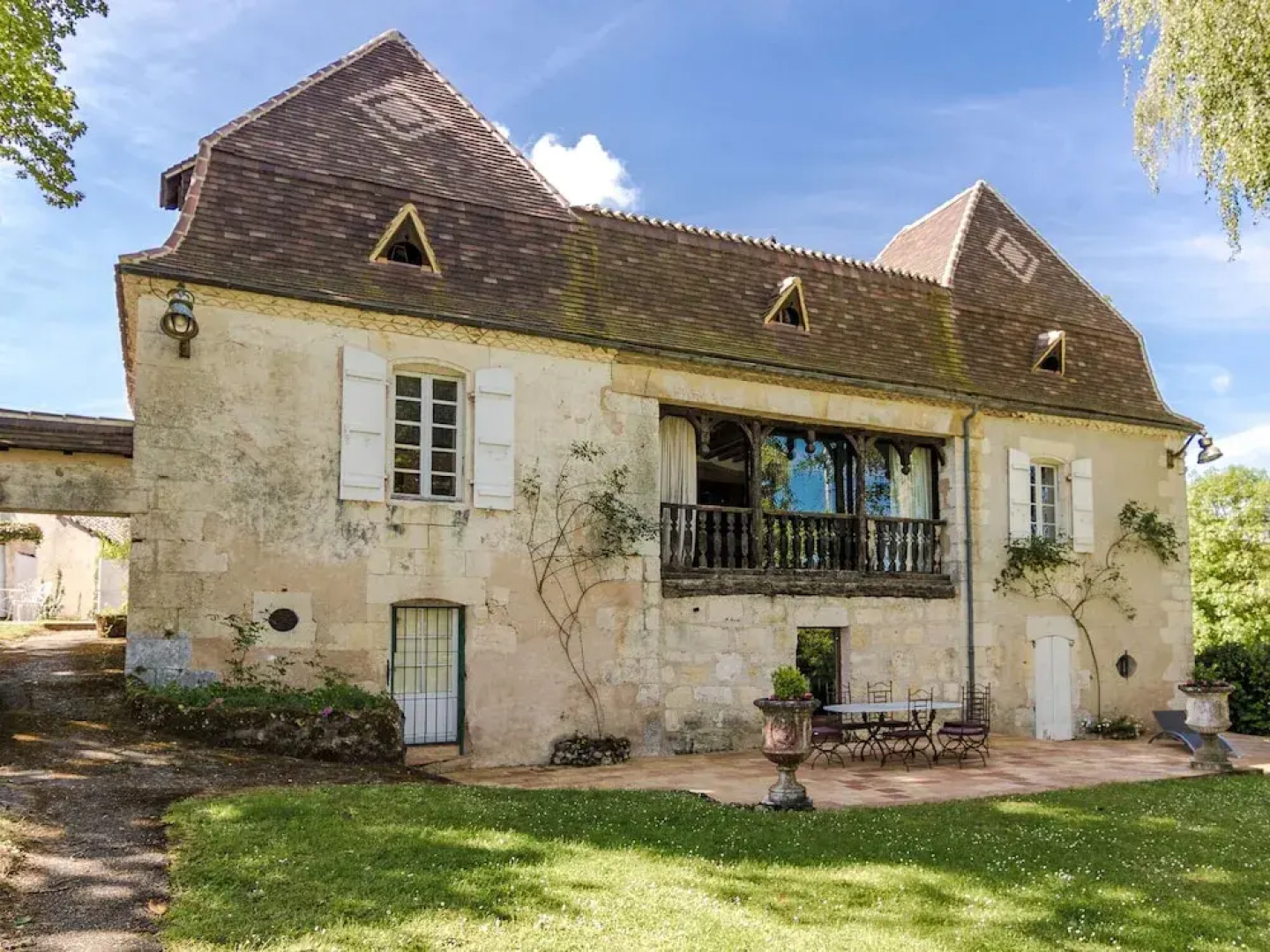 Ritzy Mansion in Sourzac With Tennis Court, Pool & Gym