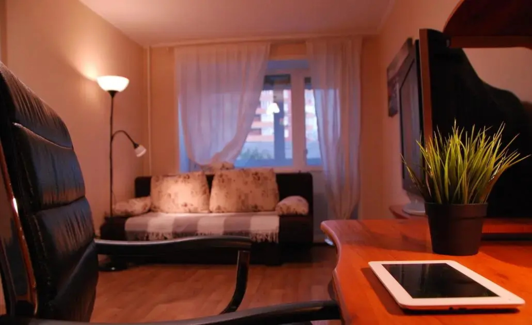 Диван и Чемодан на ул. Дуси Ковальчук, 260