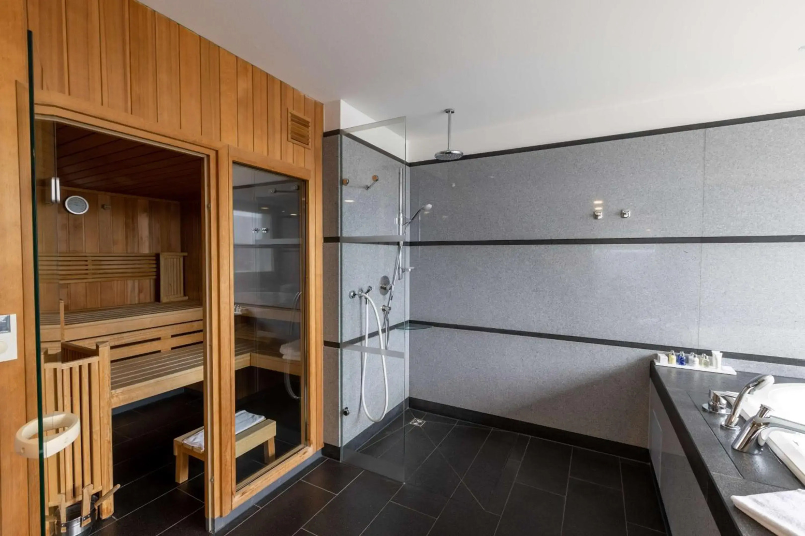 Отель NYX Erfurt by Leonardo Hotels