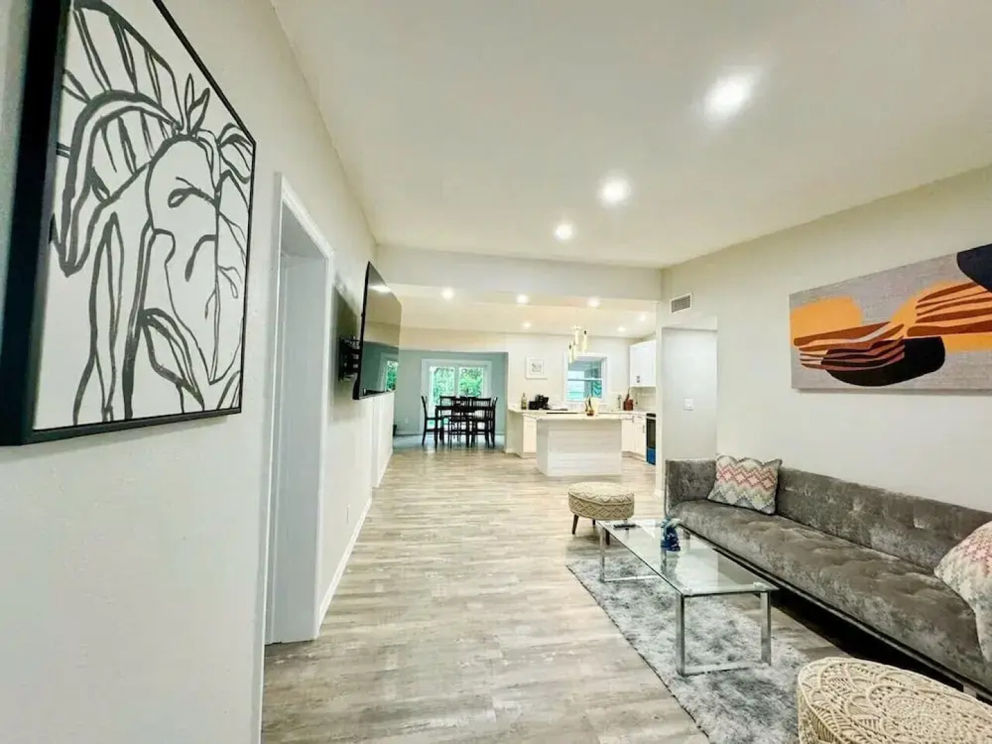 Fresh Renovated Pool Home w 5 Bedrooms Near Beach