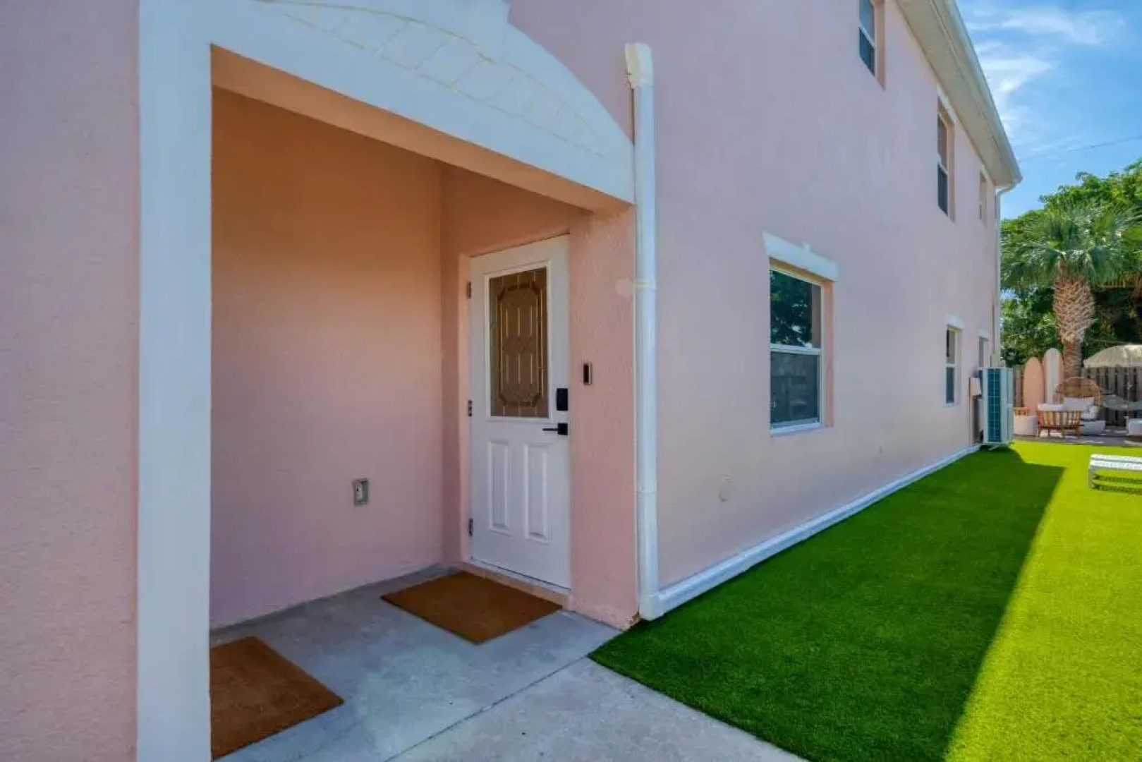 Luxury Villa 3 Blocks from the Beach with Hot Tub a Fire Pit and Outdoor Oasis