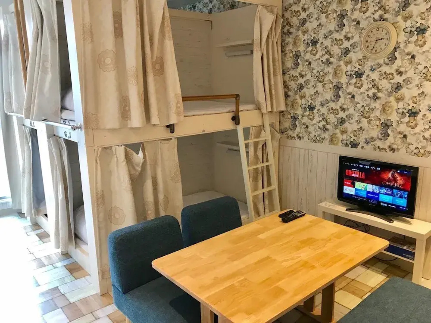 Guesthouse Akashi Hikaria - Hostel