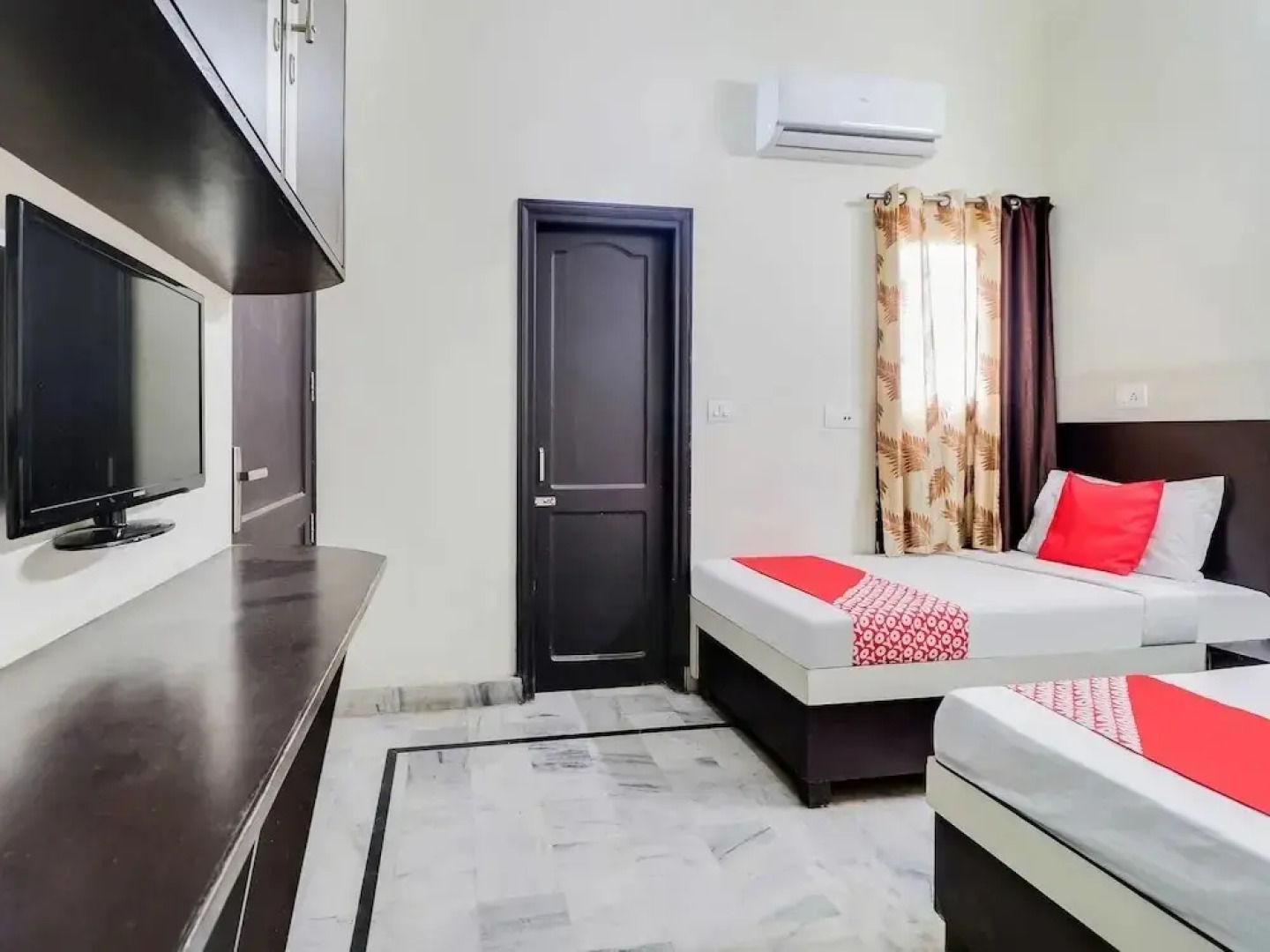 Royal Guest House by OYO Rooms