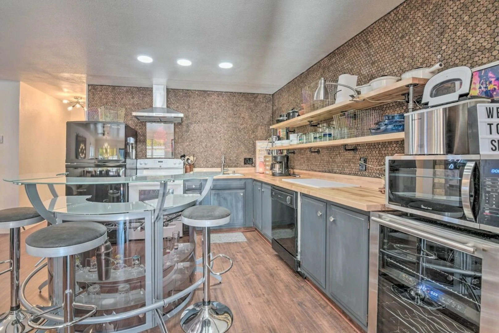 Walk to Ski Slopes! Red River Condo w/ Fireplace