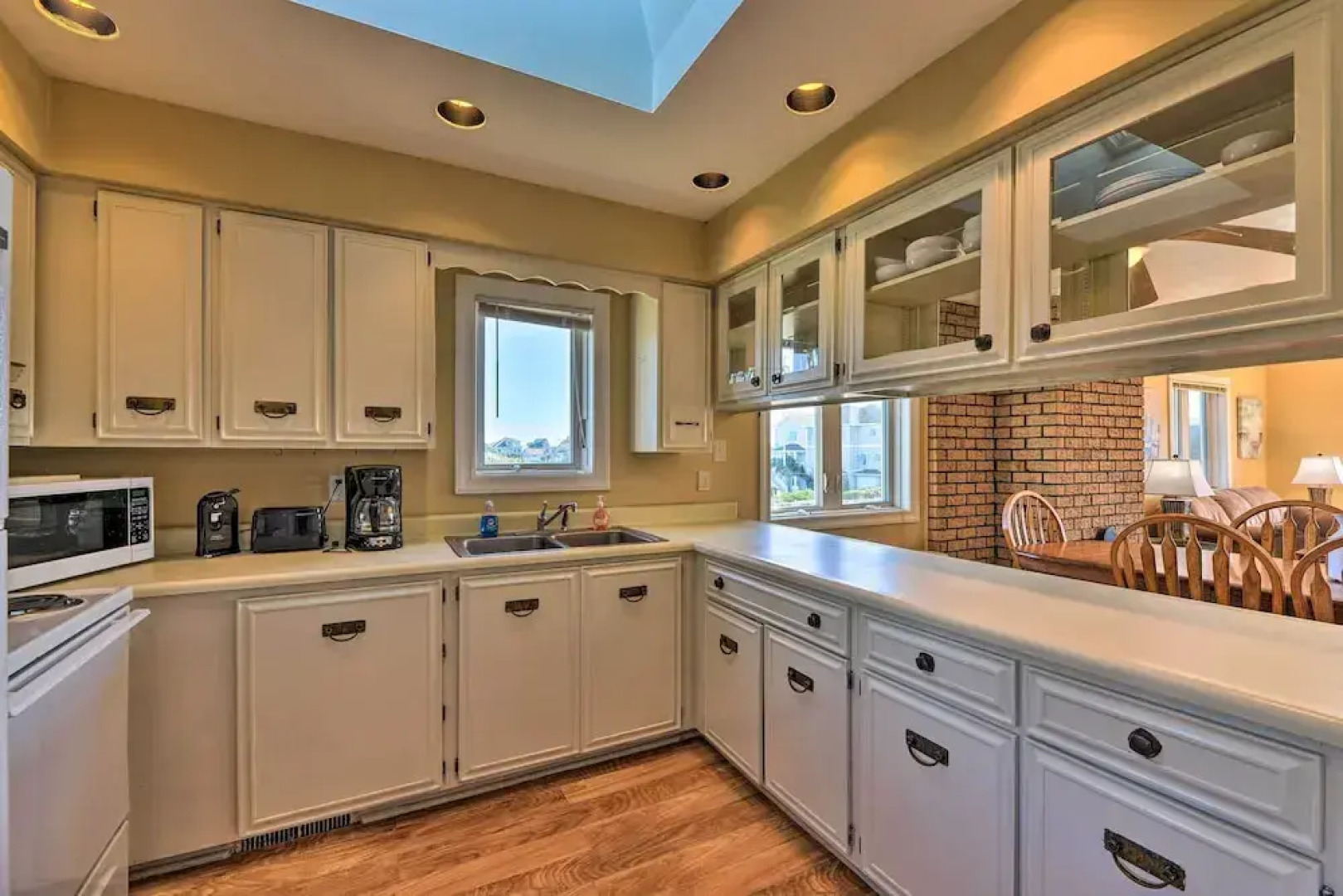 'east of the Sun' Beachside Apartment w/ Deck!