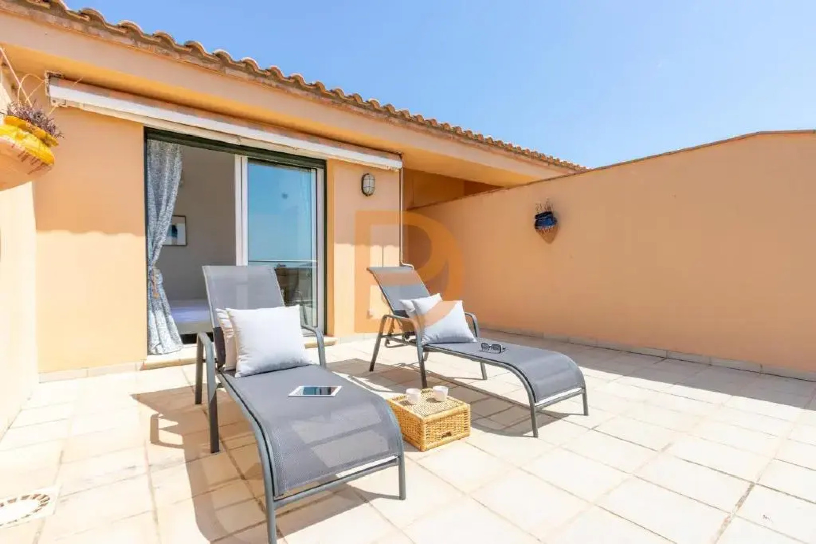 Beautiful apartment for 6 people with pool, parking and wifi - 10 minutes from the beach