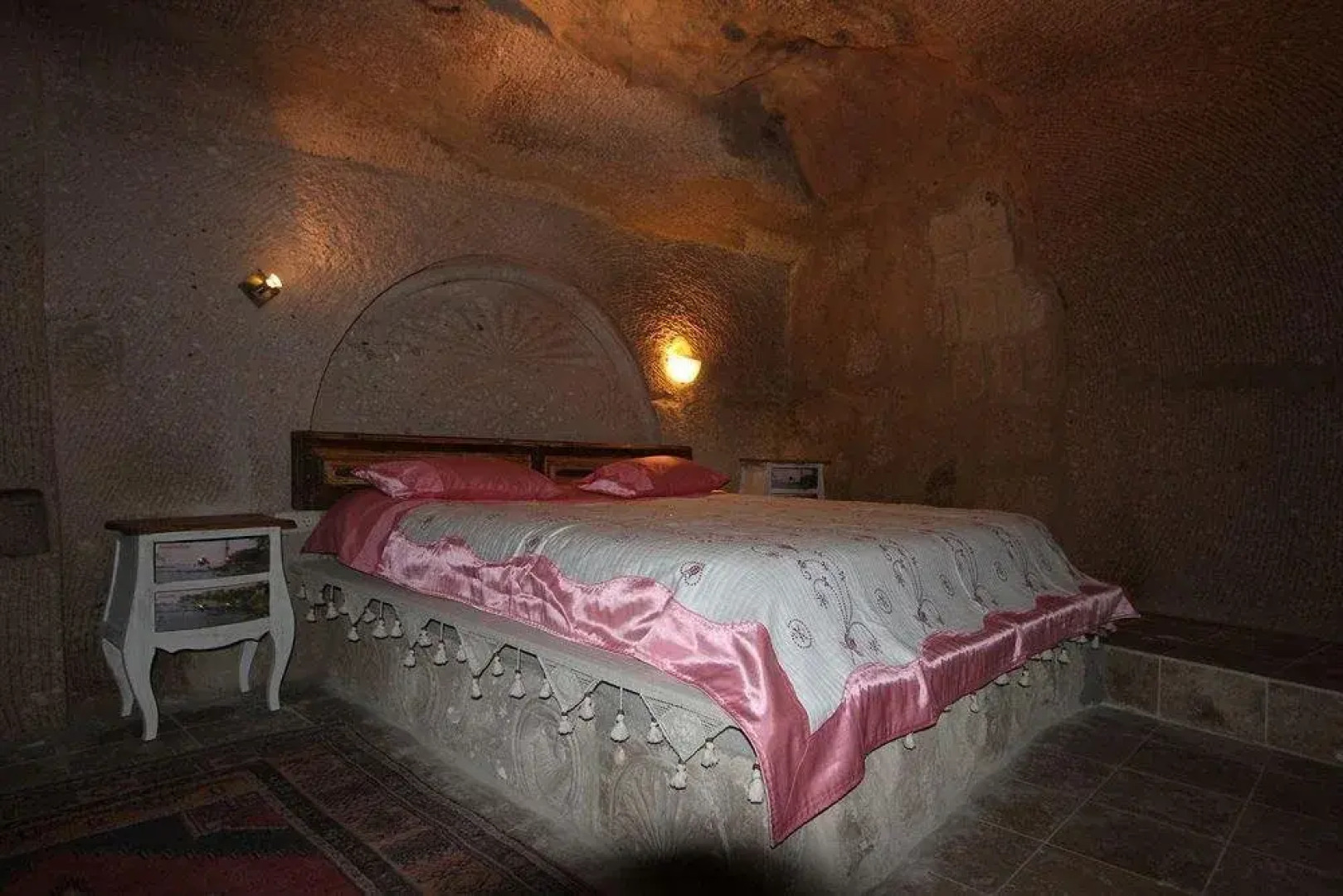 AkCave Suites & Resort