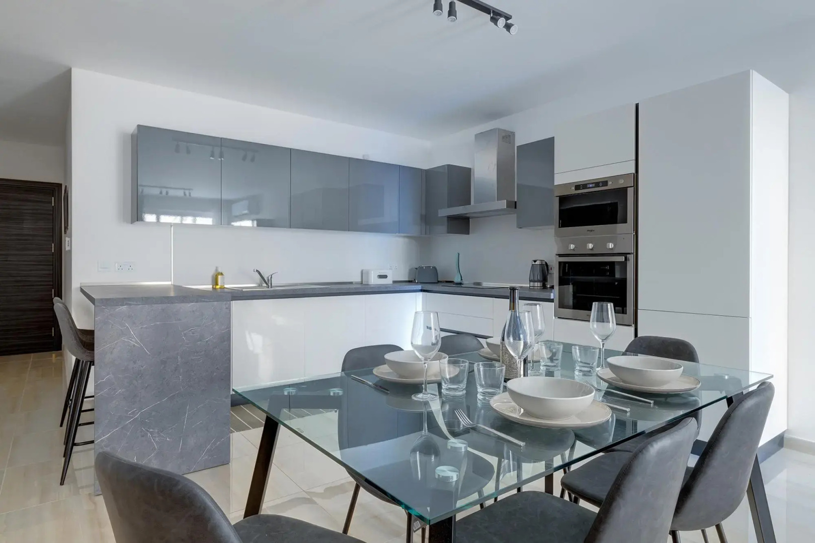 Chic 2BR Apartment, Ideal Location