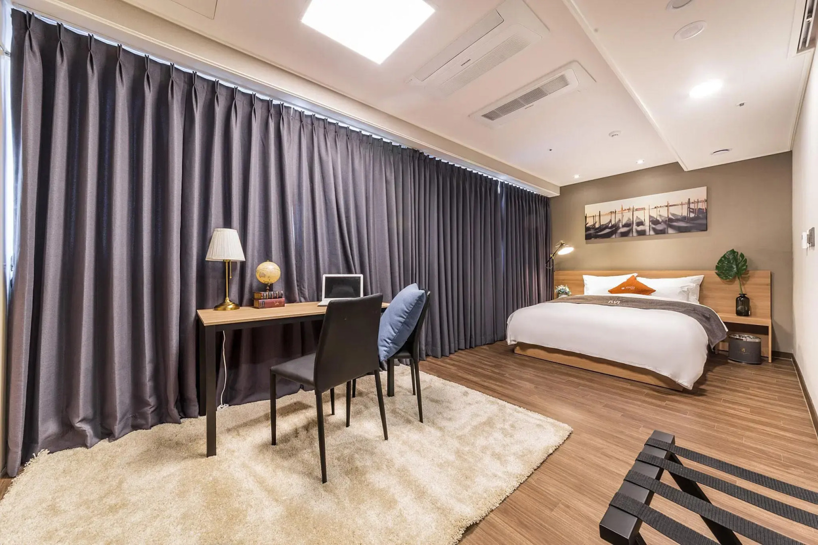 Western Bay Marina Hotel