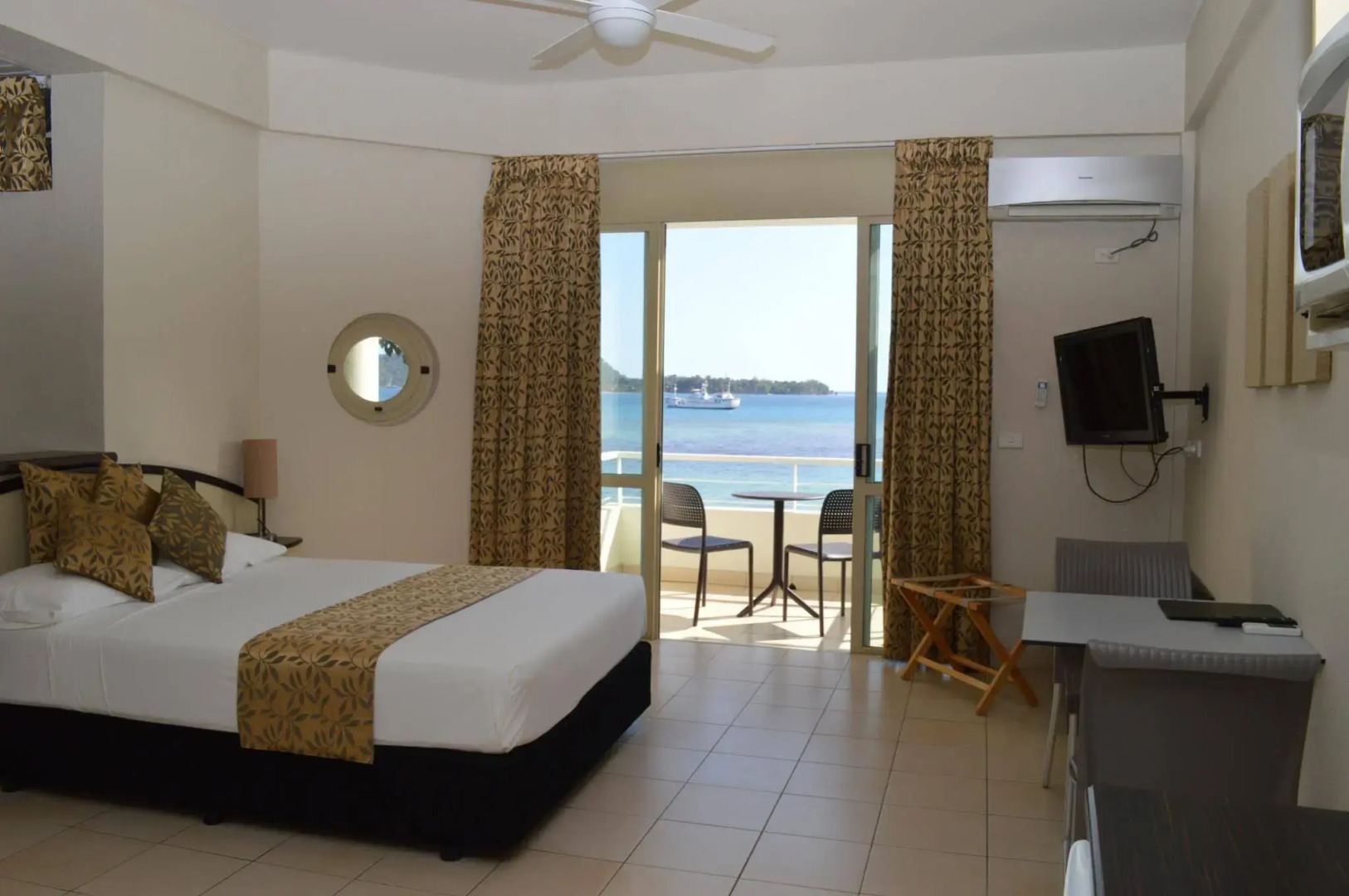 Chantilly's On The Bay