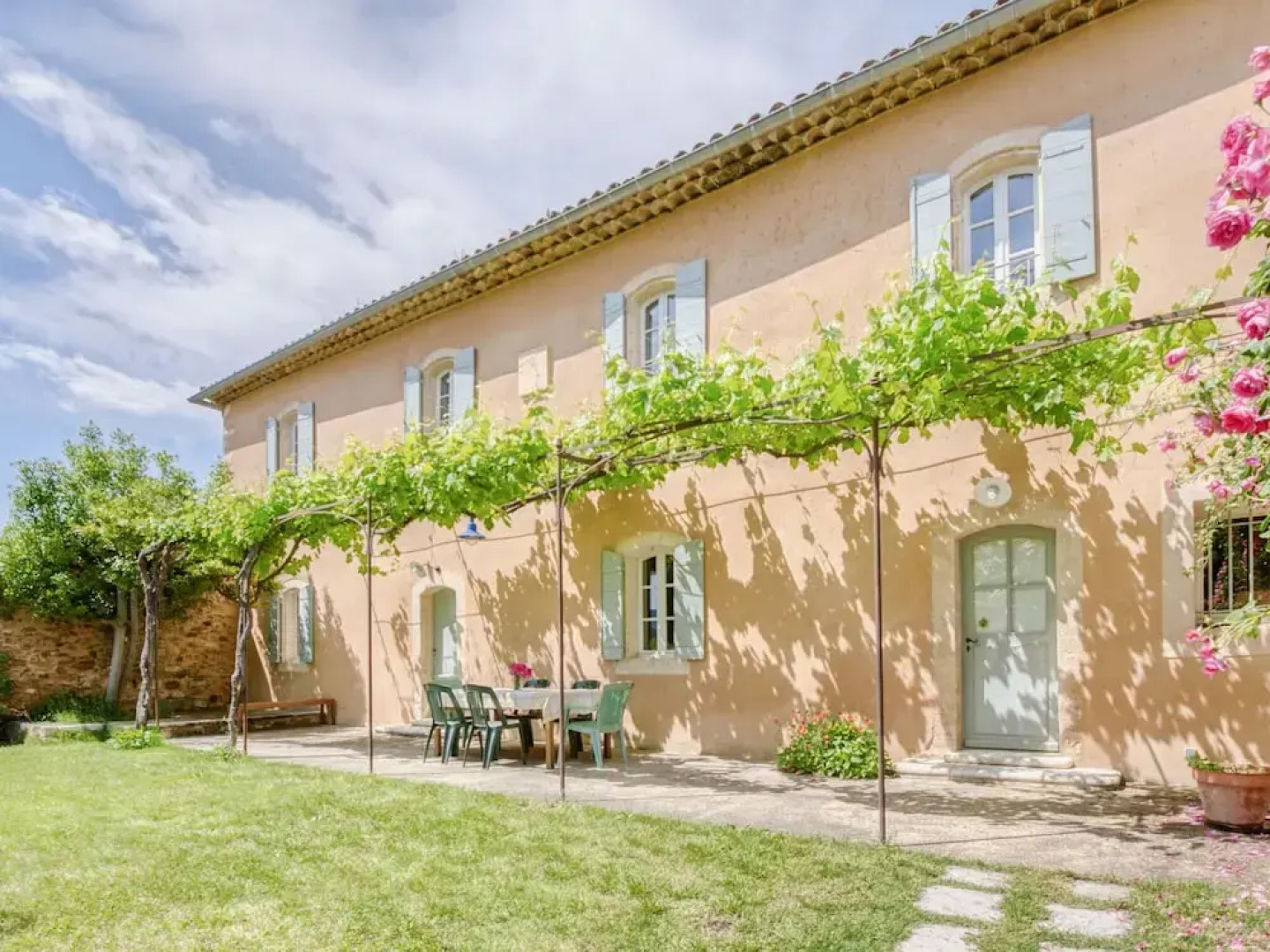 Quaint Holiday Home in Rustrel With Swimming Pool