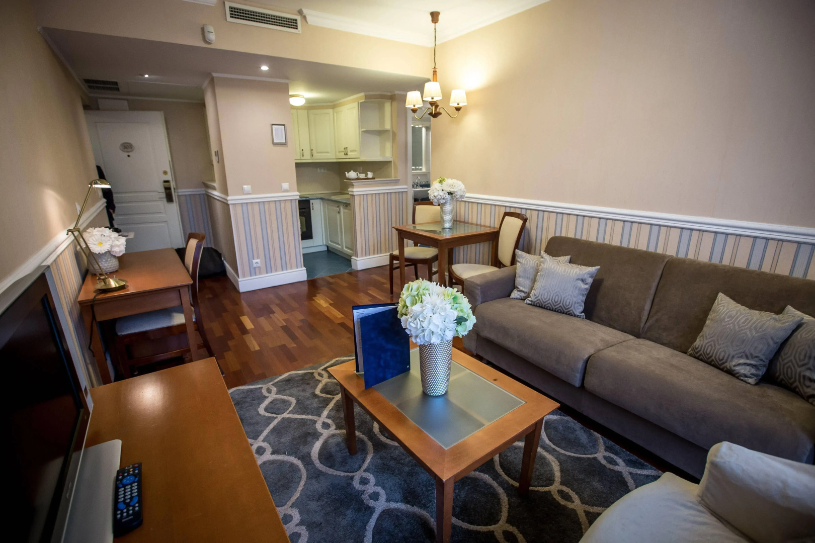 Queen's Court Hotel & Residence