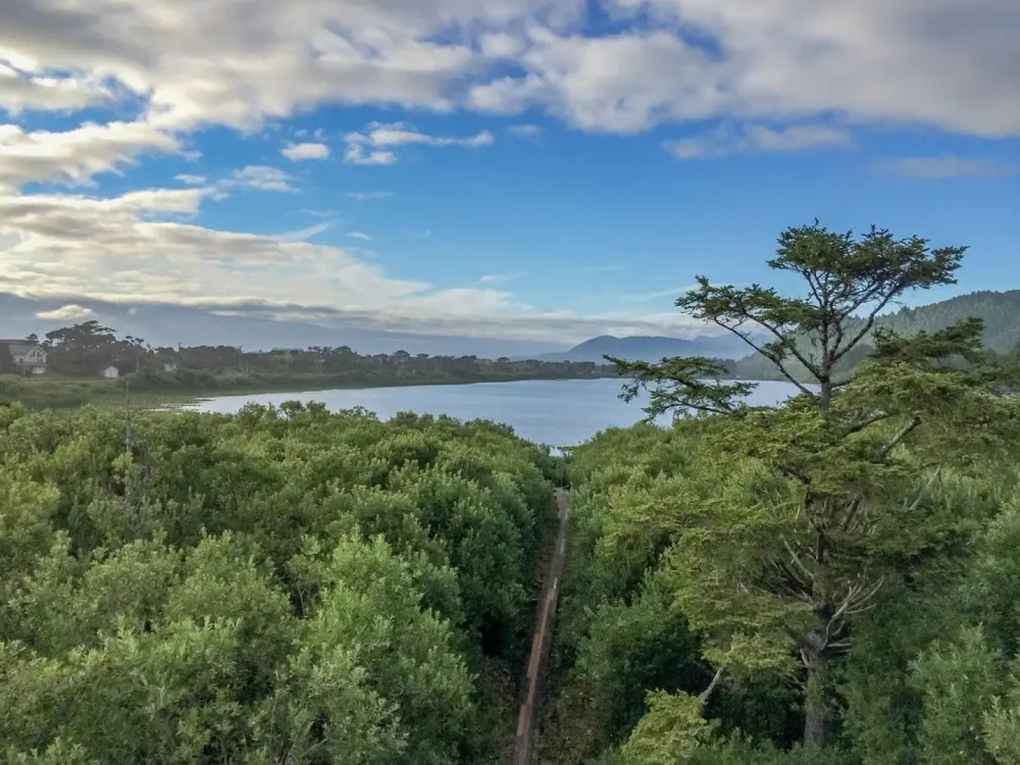 Lakefront Beachhouse