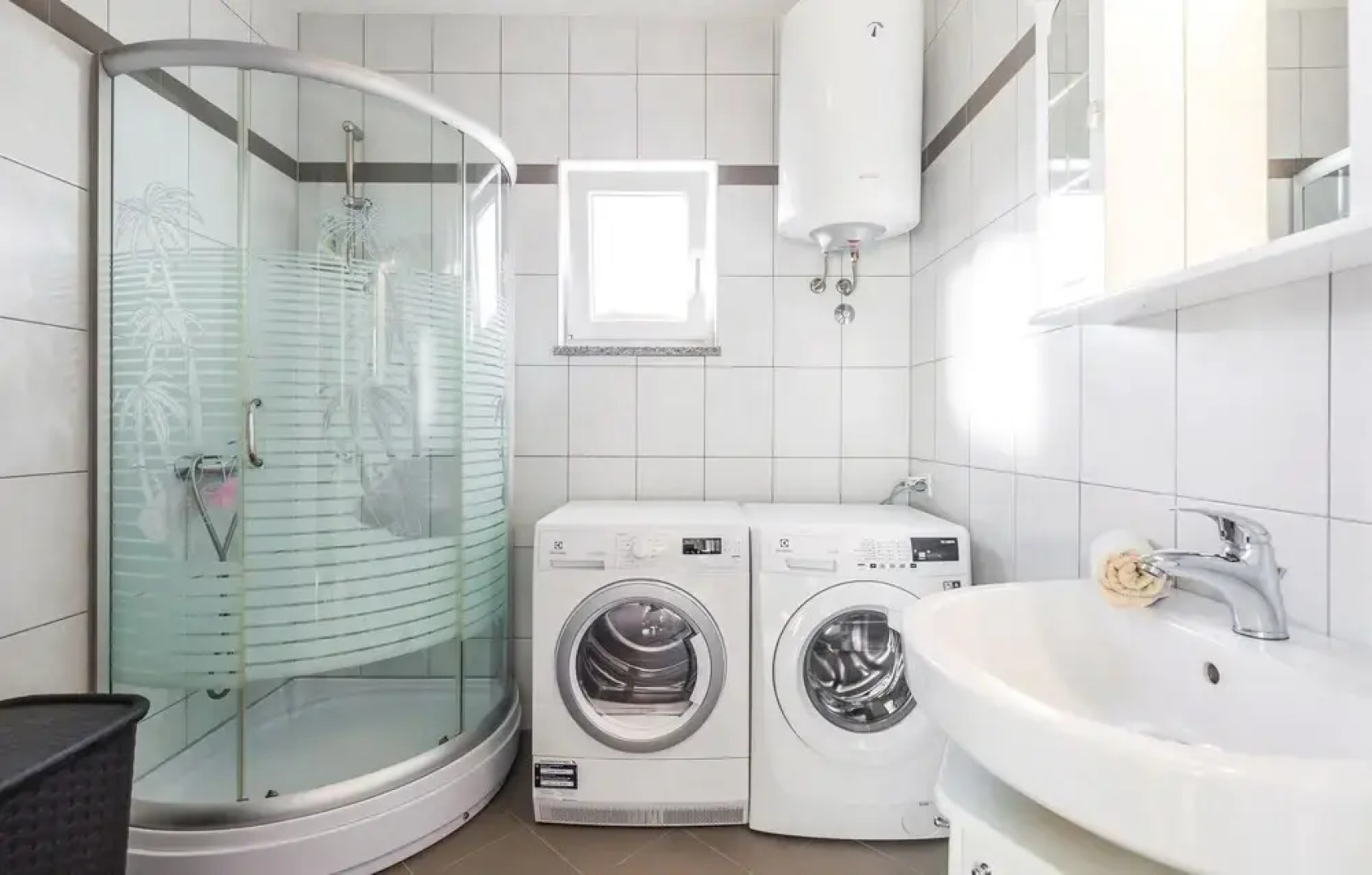 Amazing Home in Jurdani With Wifi and 4 Bedrooms