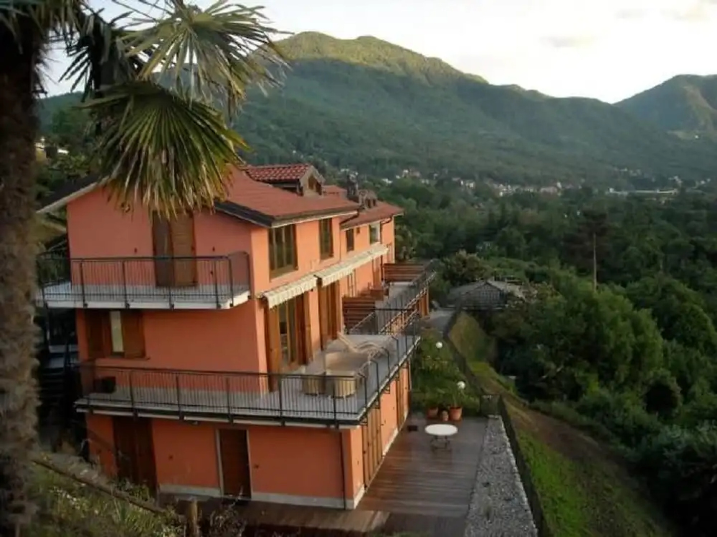 Stunning 1 bed Apartment, Lake Views, Large Terrace, Wifi