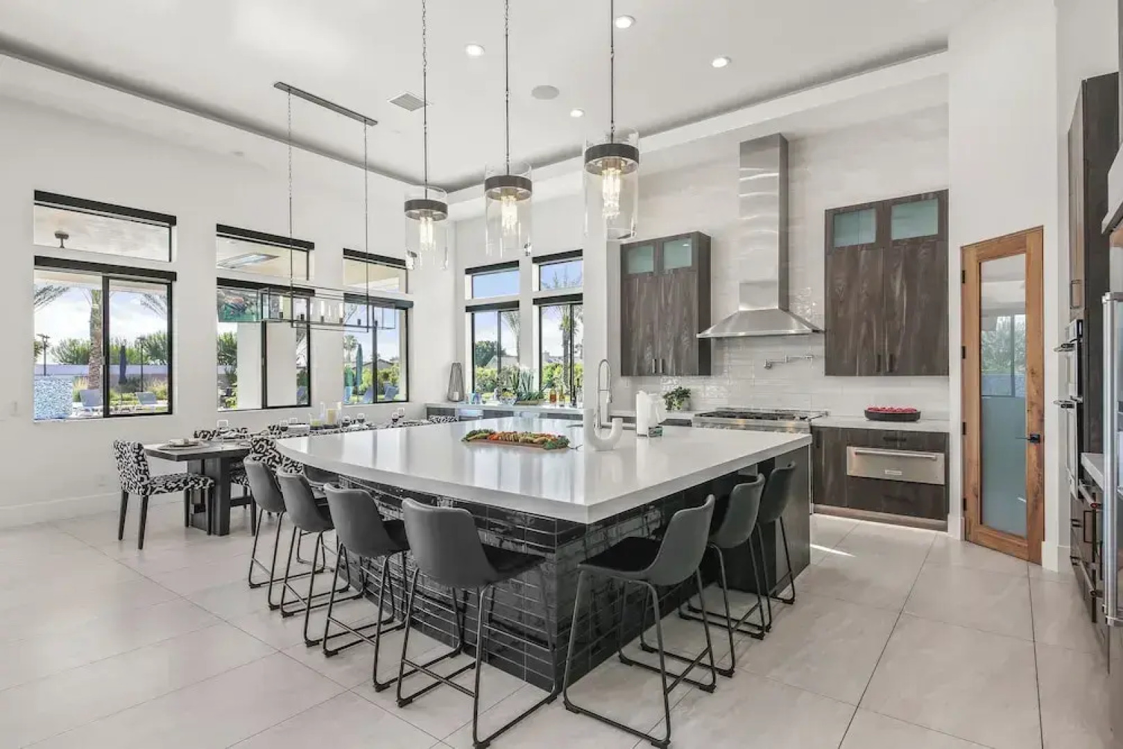 Palm Villa- Luxury 7 Bed, Pickleball, Volleyball, Golf