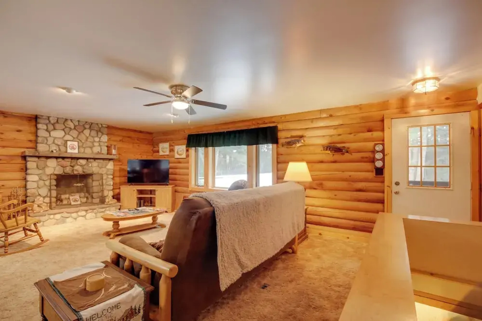 Family Gem Near the Chain of Lakes in Eagle River!