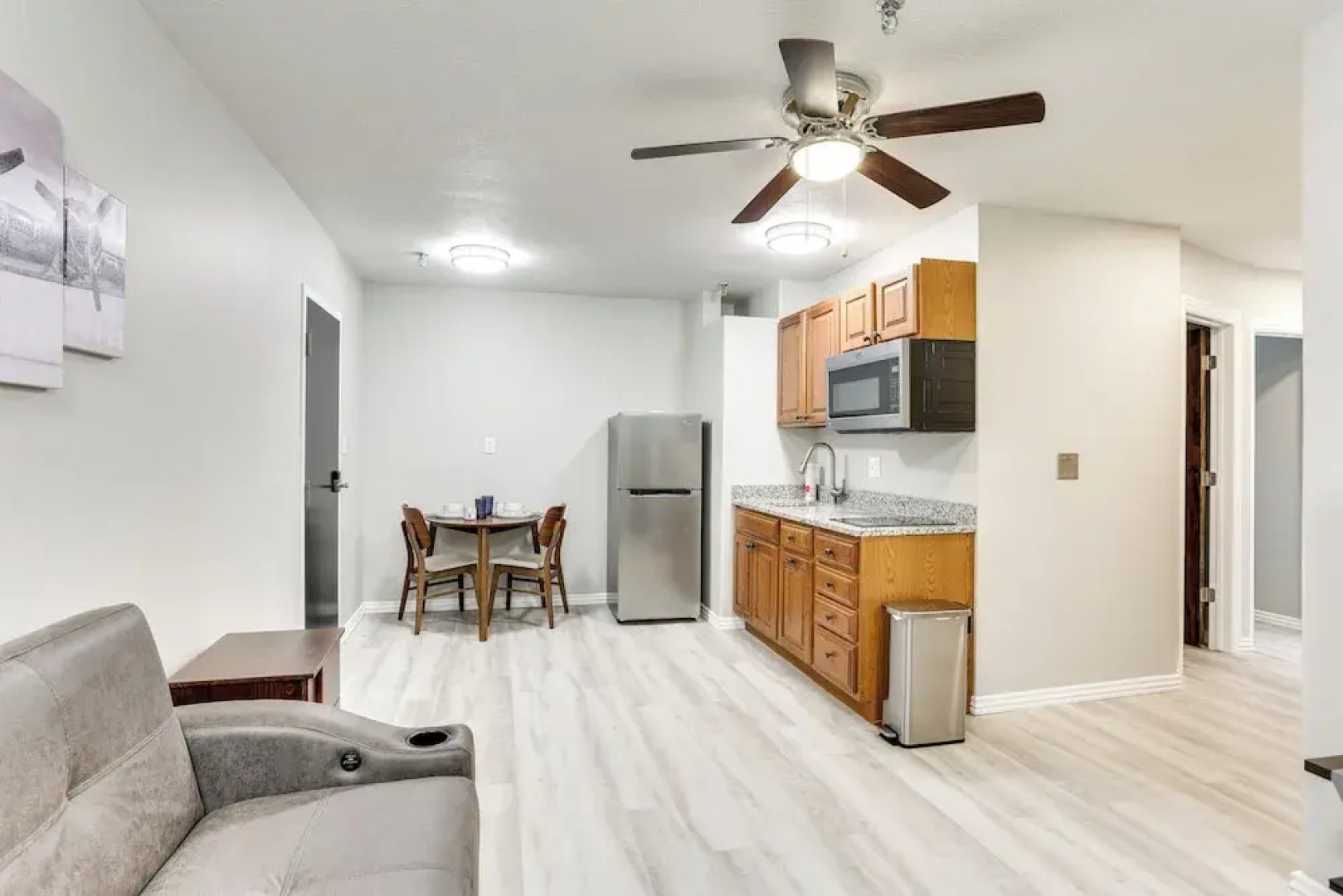 Half-mi to Oakland City Golf Club: Sleek Apartment