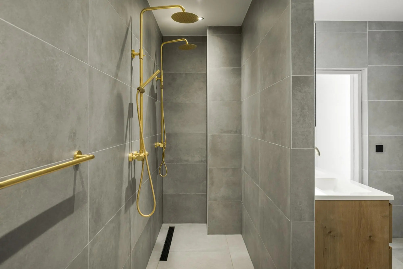 Large fully renovated farmhouse with indoor Swim spa and Sauna