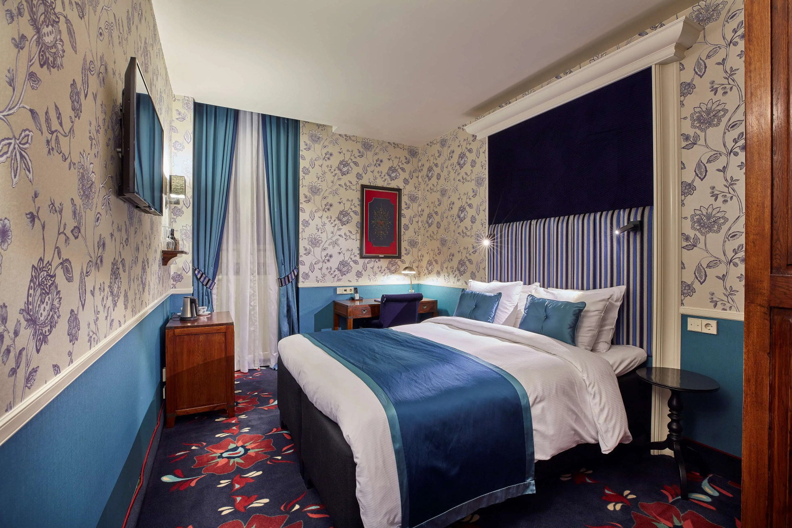 Carlton Ambassador Hotel