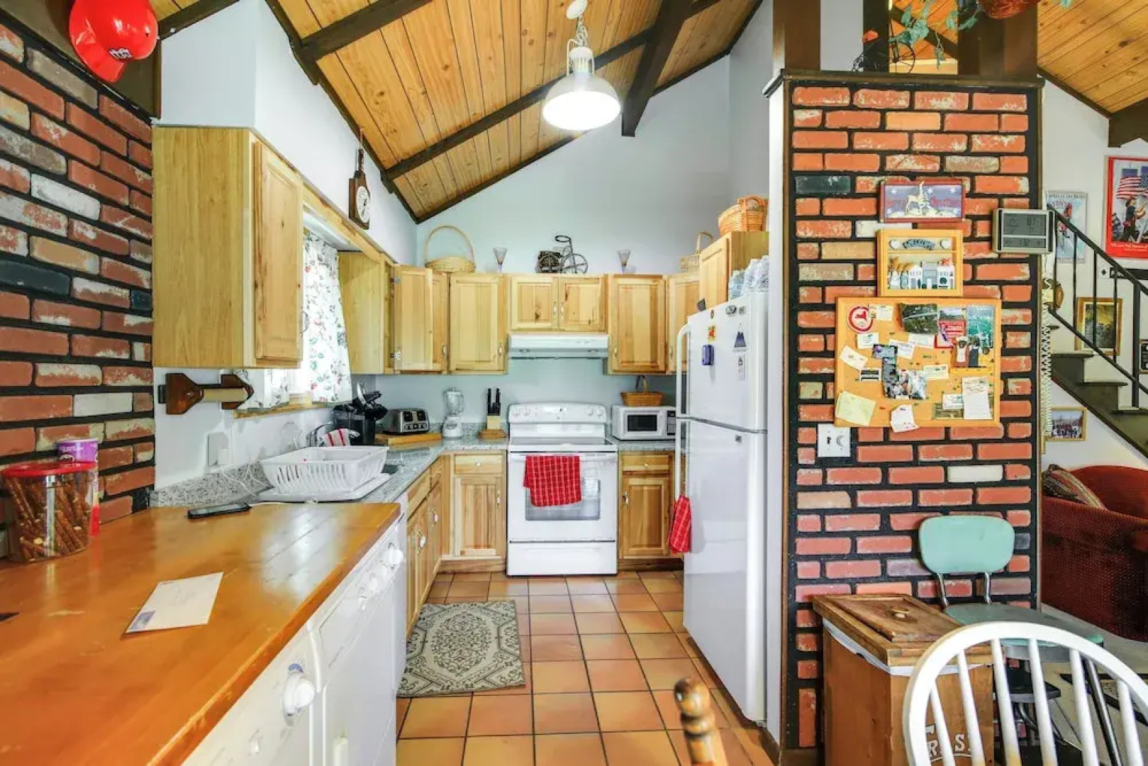 Hunter Hideaway w/ Yard & Deck: 3 Mi to Ski Slopes