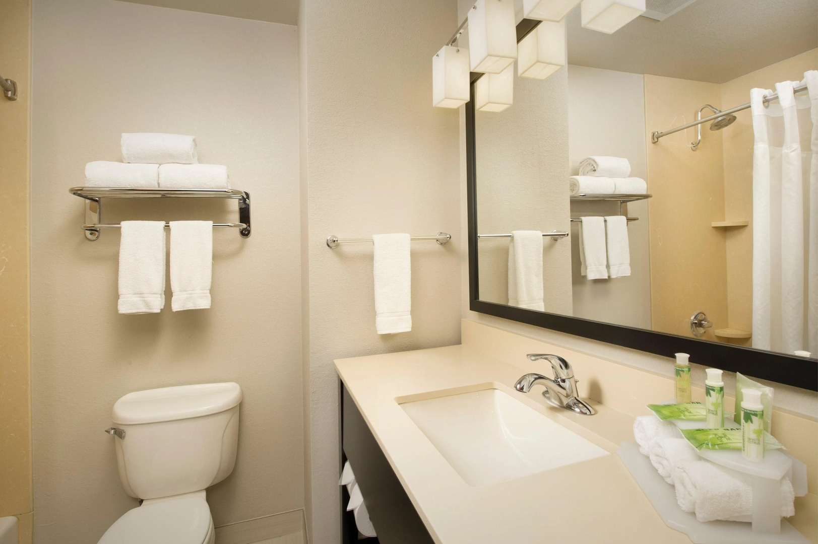 Holiday Inn Express & Suites DFW - Grapevine by IHG