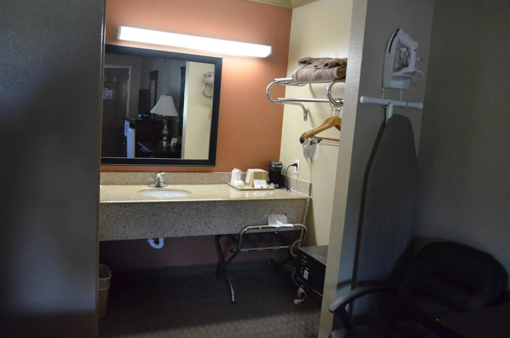 Hill Country Inn & Suites