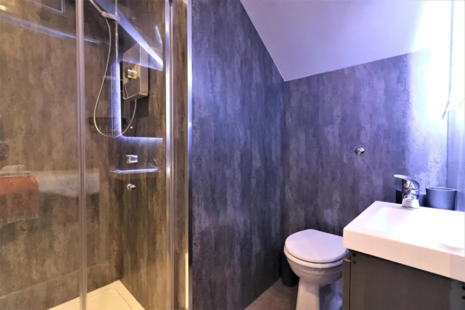 Signature - Lindin Cottage Room 4