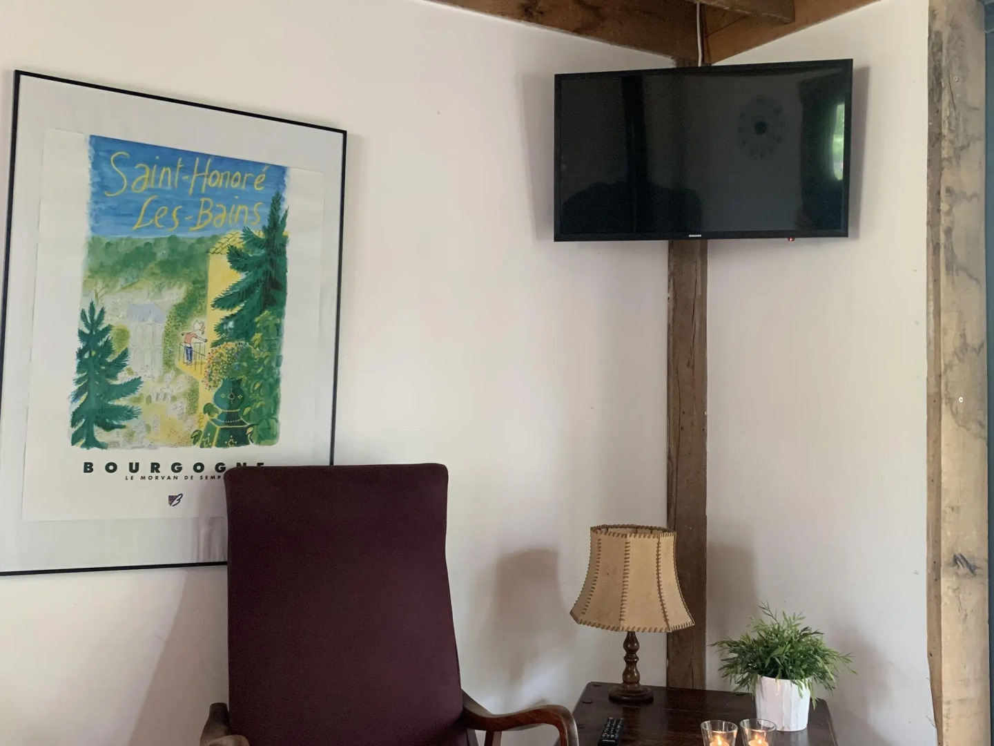 Modern Holiday Home near Forest in Burgundy