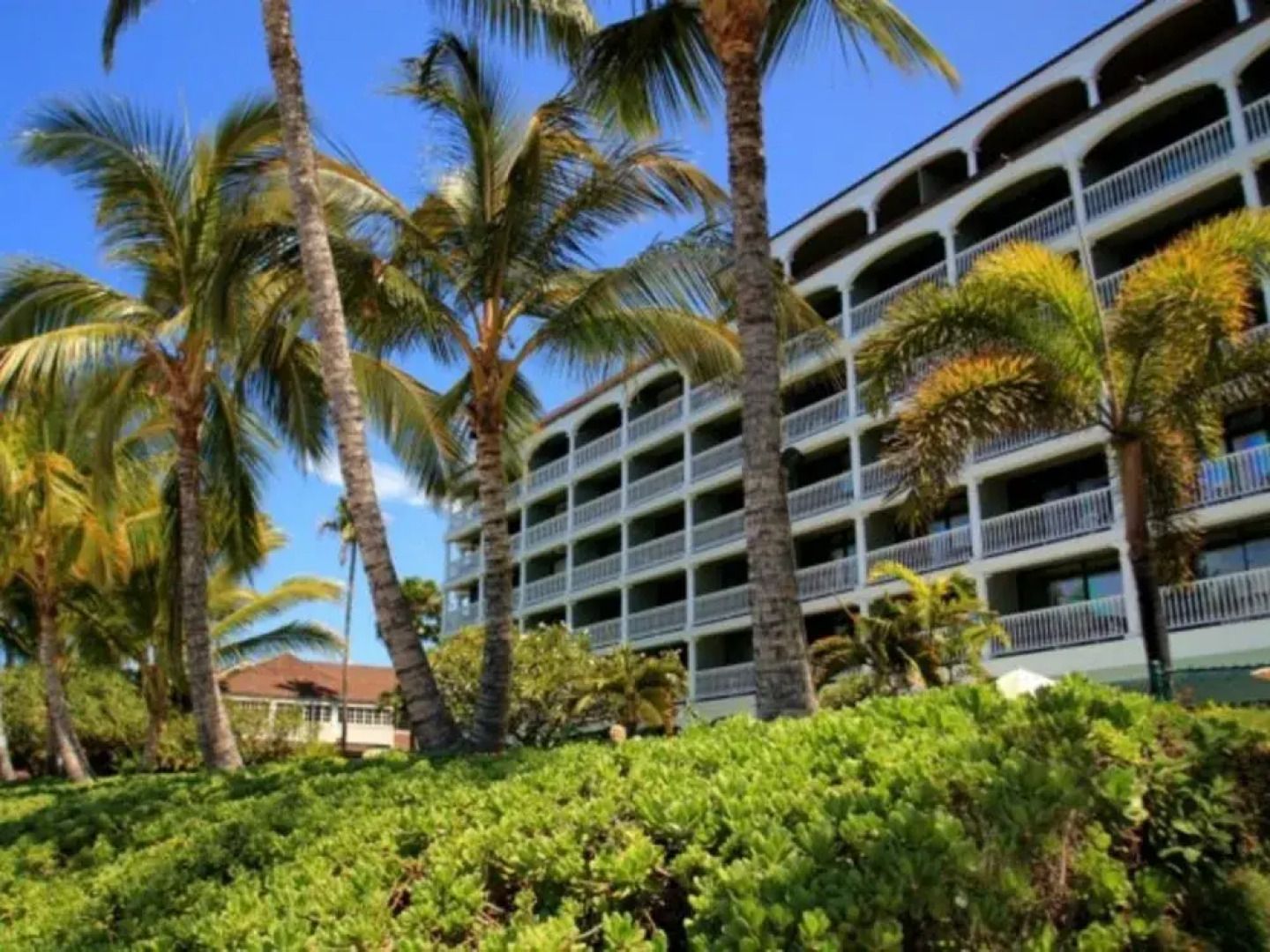 Lahaina Shores #522 Studio Bedroom Condo by RedAwning