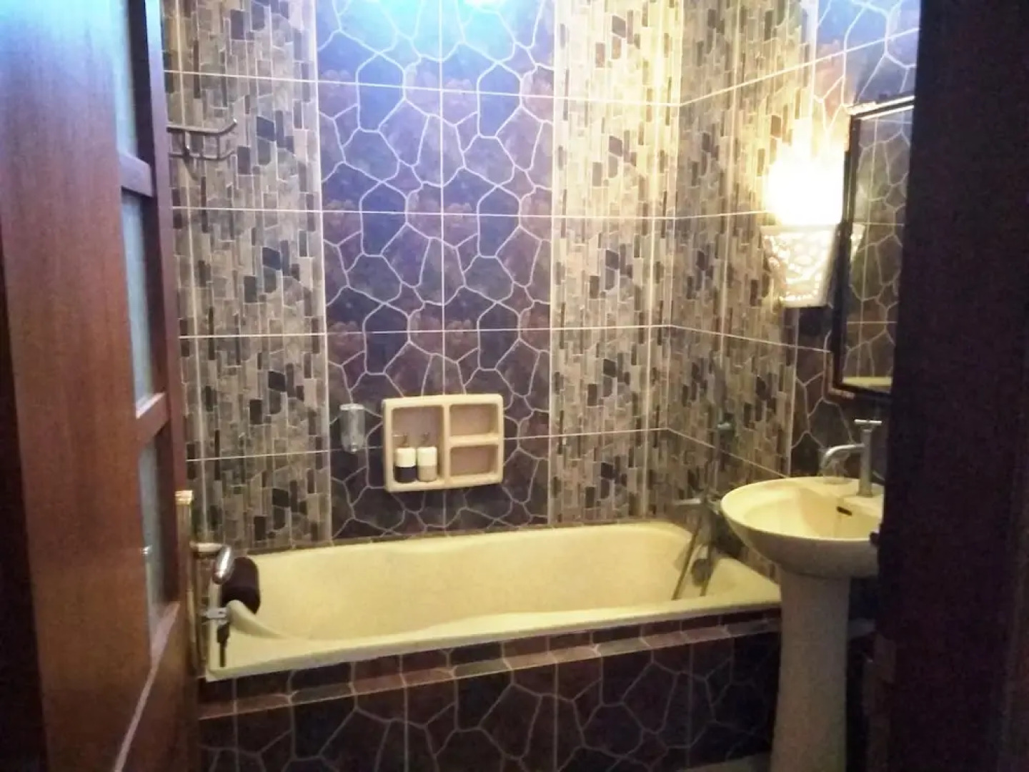 A Very Nice Cozy Family Home With 2 Floors, Fully Furnished.