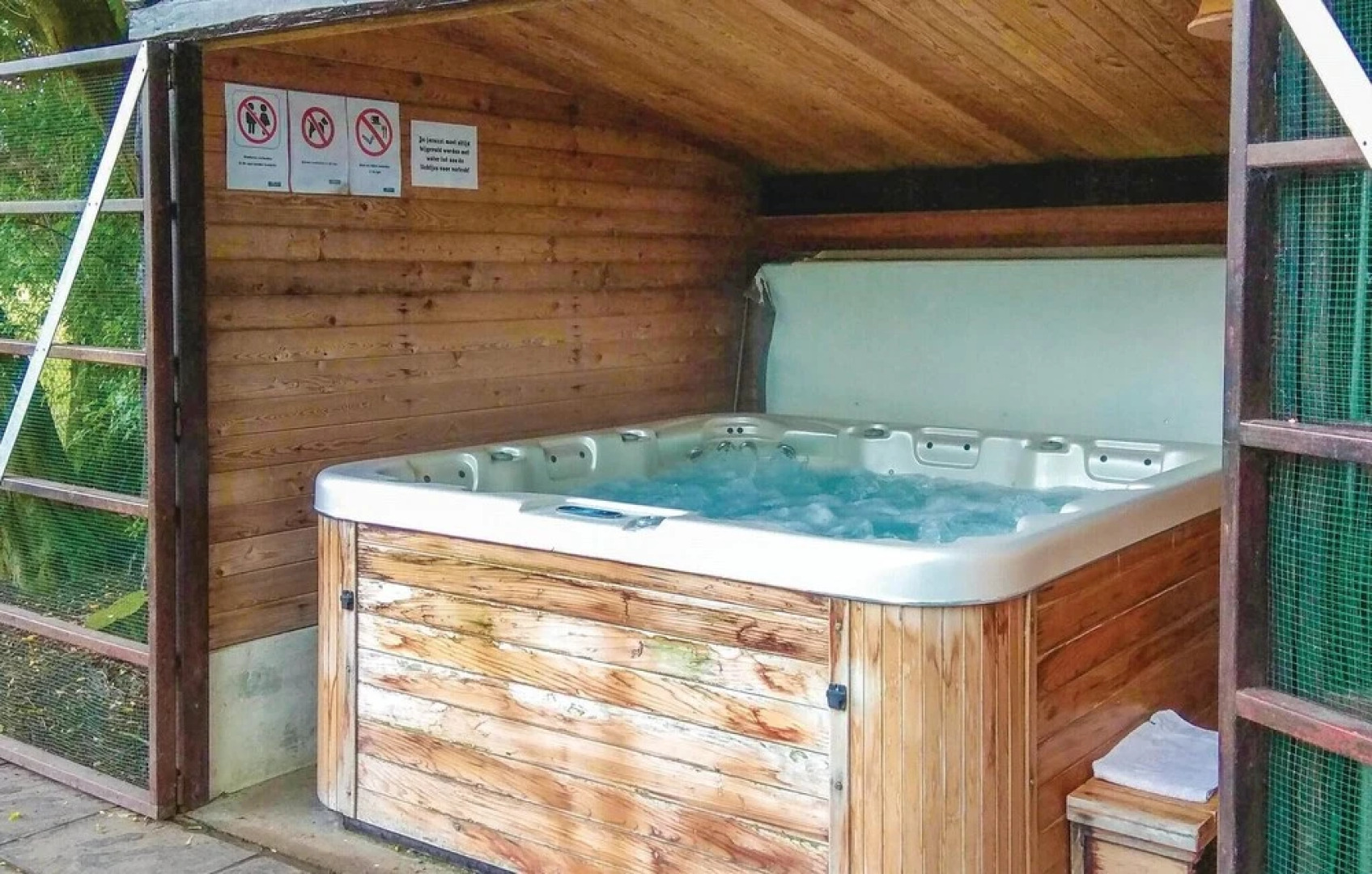 Nice Home in Lo-reninge With 6 Bedrooms, Jacuzzi and Wifi