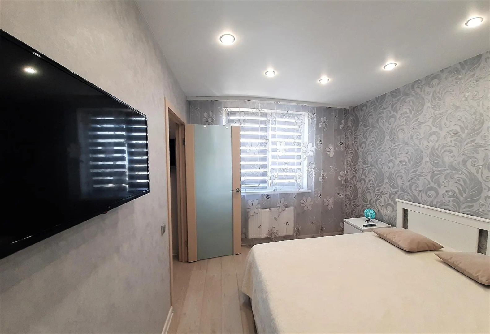 Мегаполис на улице Средне-Московская