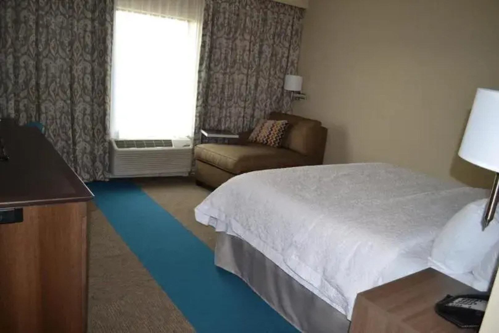 Flag Point Inn & Suites Pratt By Fairbridge