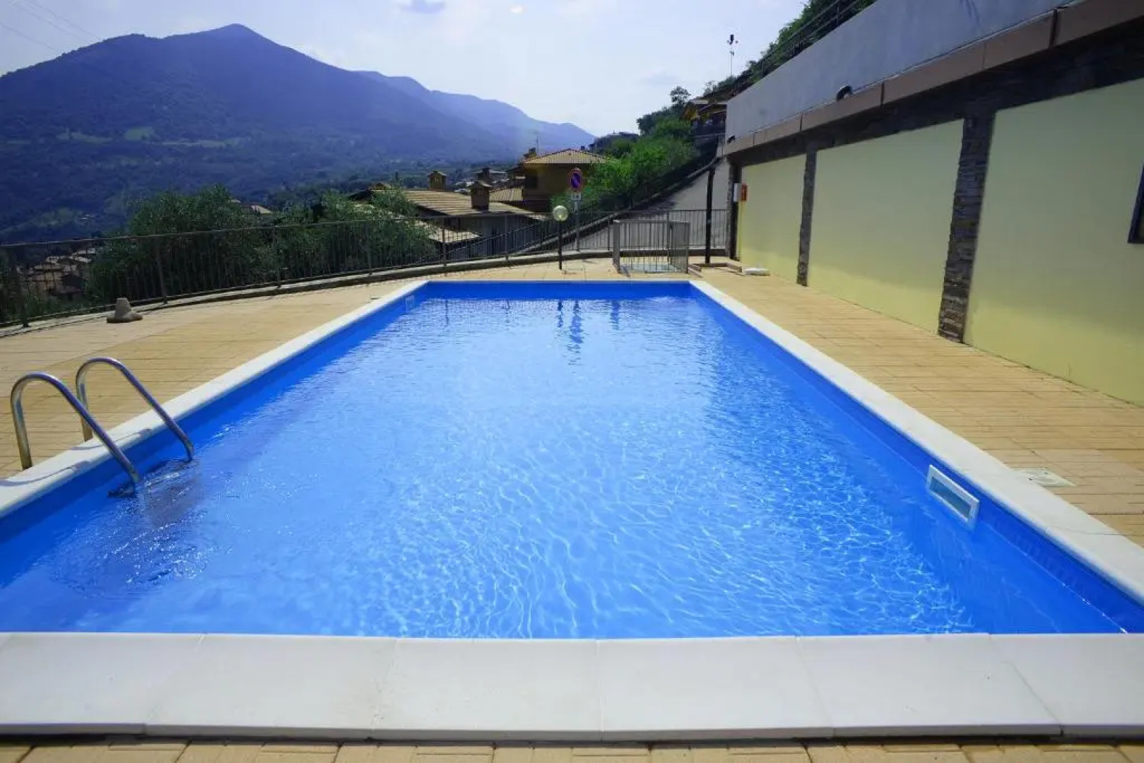 Appartamento con vista sul lago di Iseo e piscina