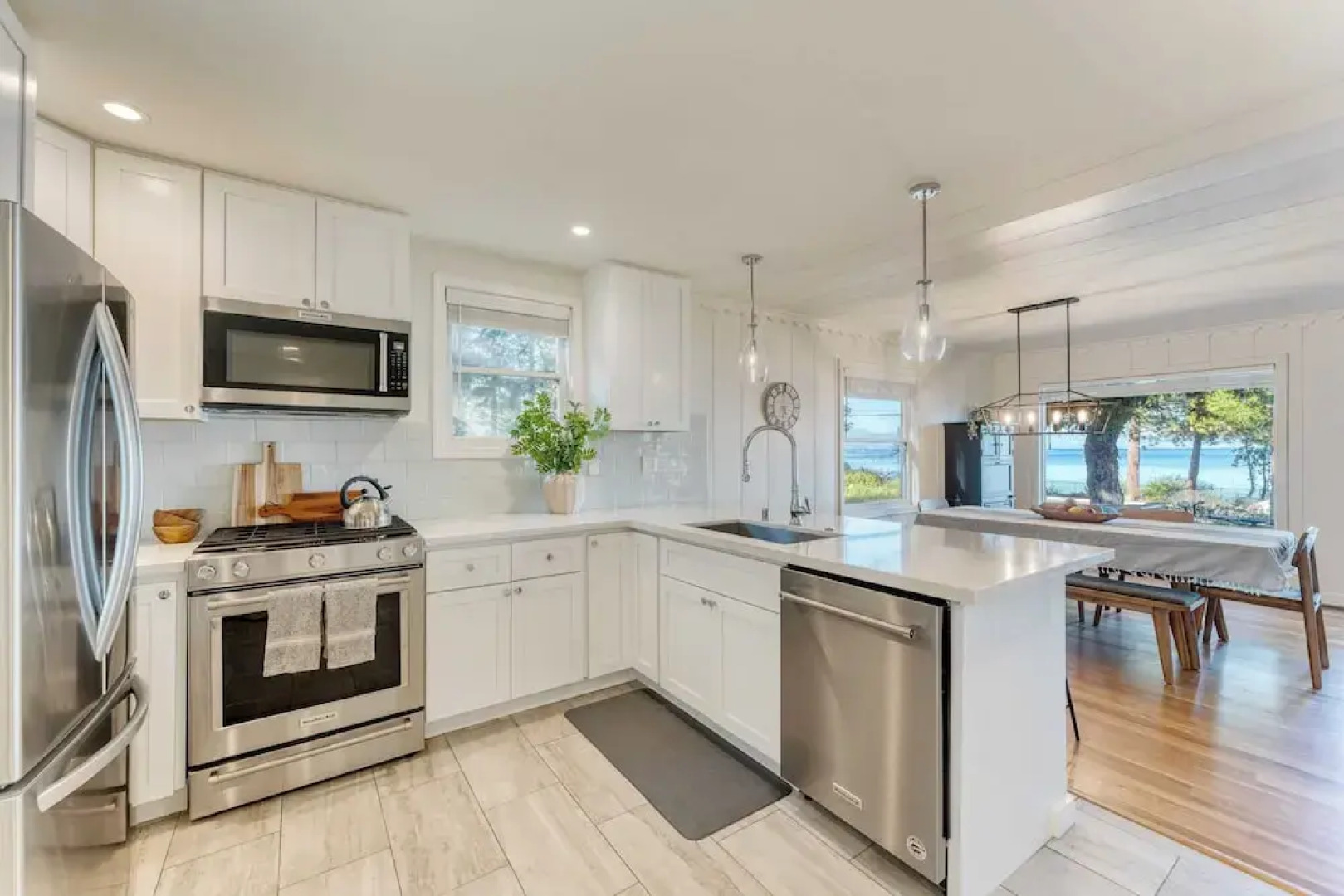 West Shore Lake House by Avantstay Ski Cabin w/ Backyard Sledding Hill!