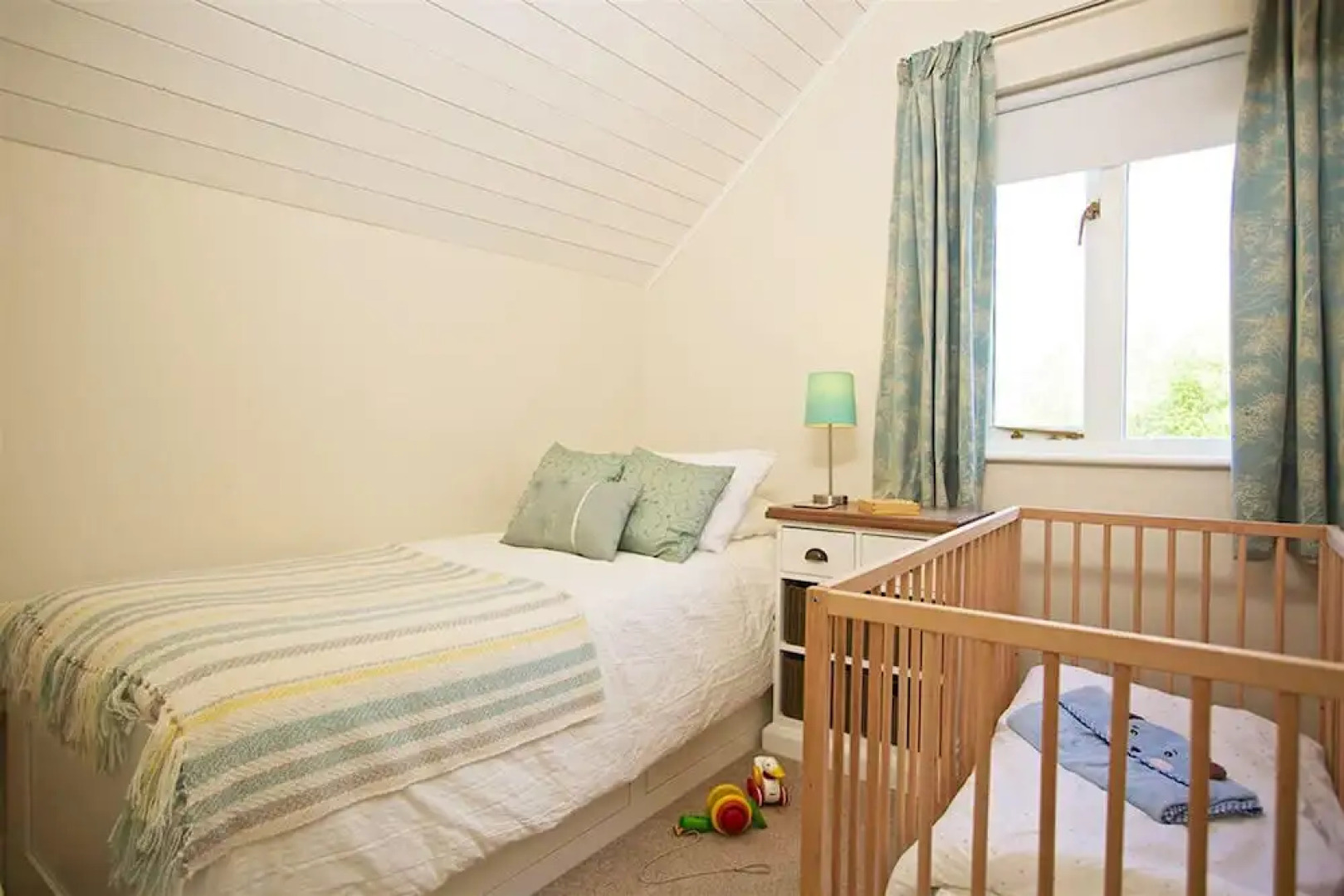 Stylish New England lakeside retreat in the Cotswold Water Park