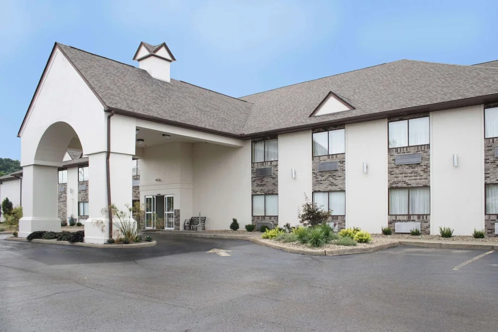 Schoenbrunn Inn & Suites