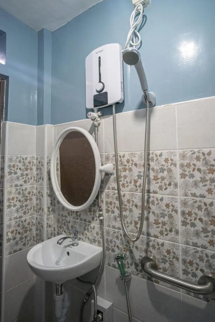 OYO 702 Queens Hometel