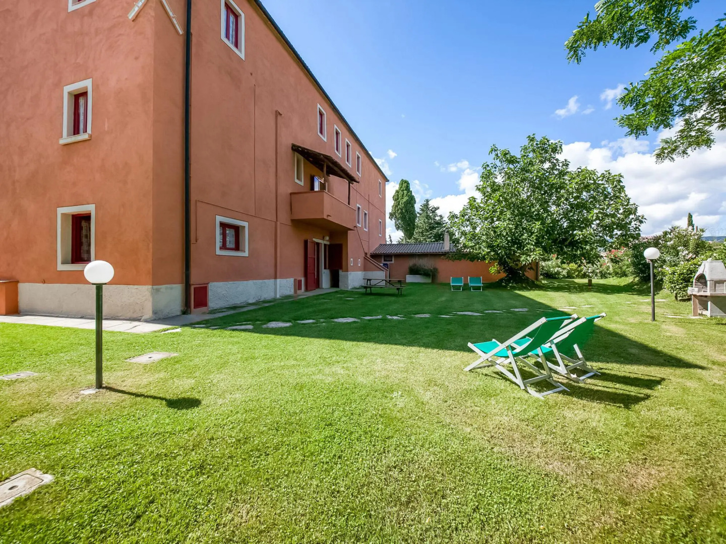 Farmhouse in Montescudaio with Shared Pool near Sea & Park