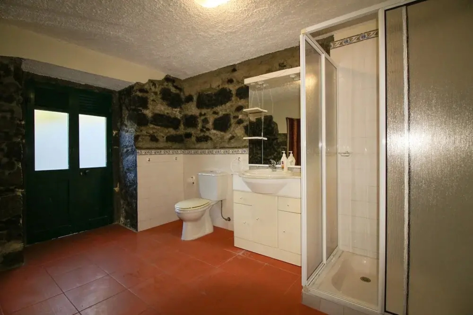 Gouveia Cottage by Analodges