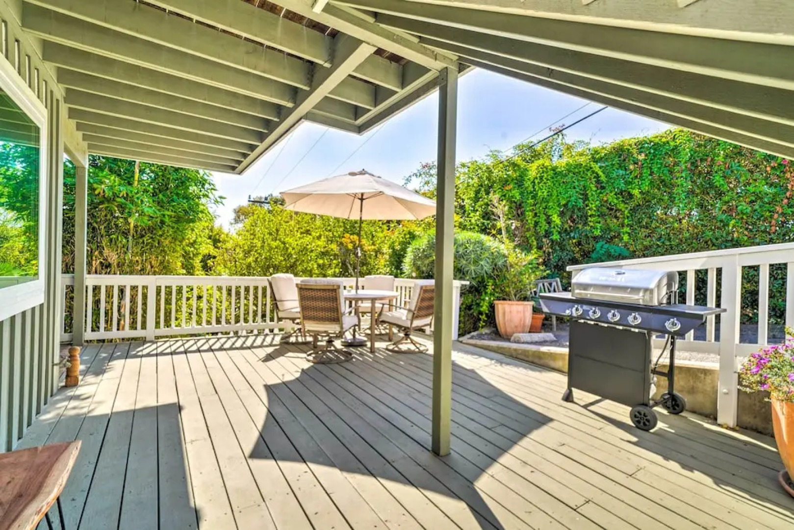 Cozy Cali Condo, Walk to Summerland Beach!