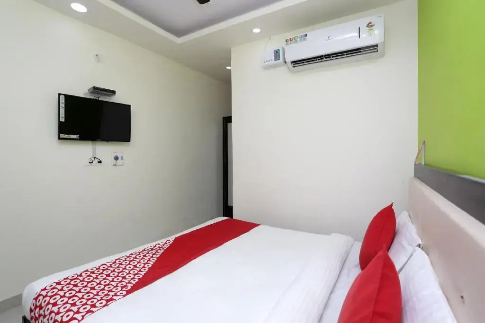 Super OYO 14332 Raj Palace