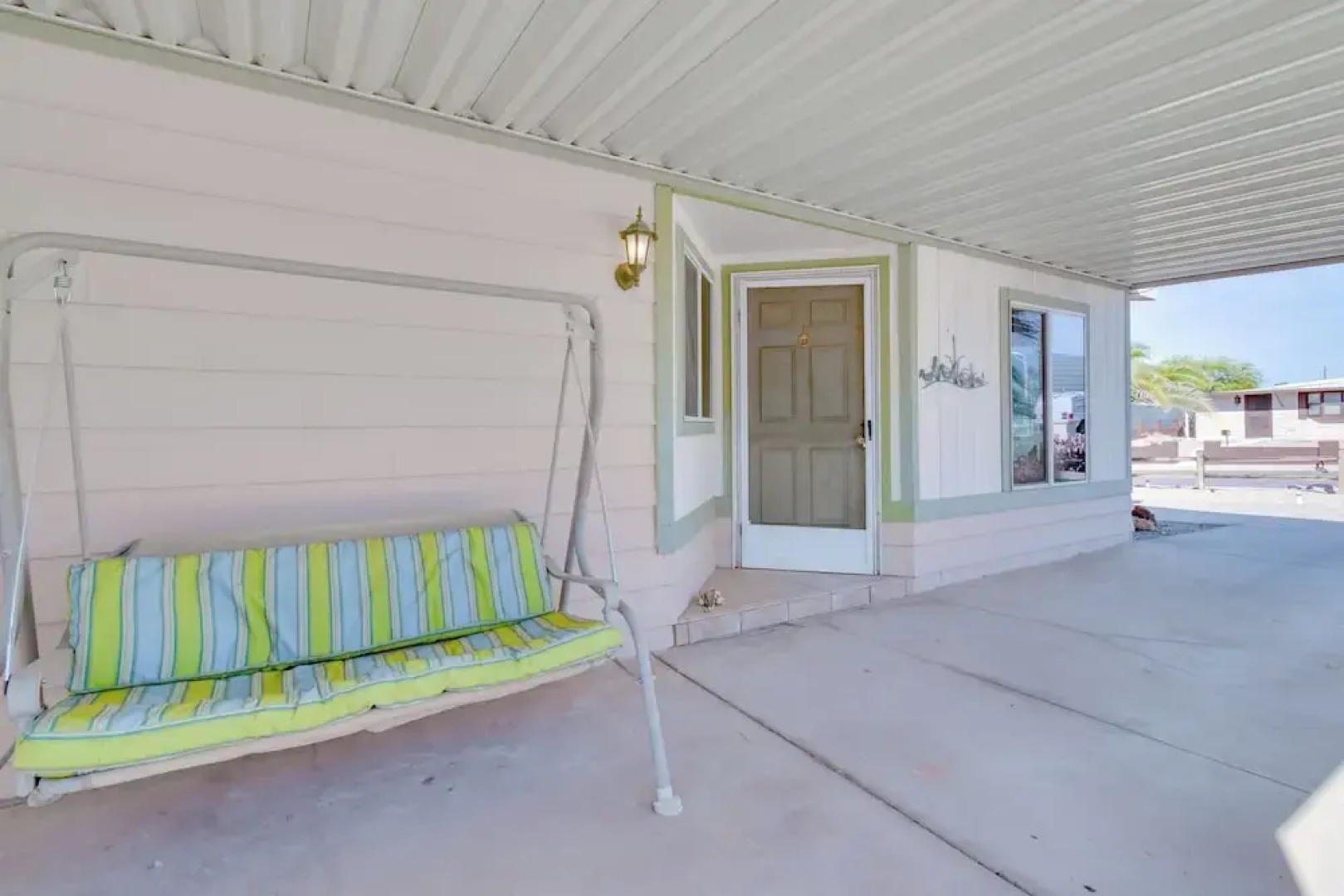 2 Mi to Lake Havasu: Pet-friendly Home w/ Grill!
